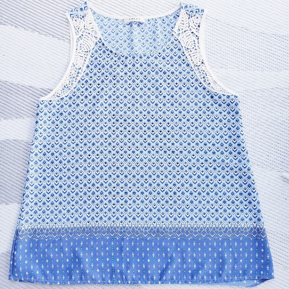 Gilli  Blue Print Tunic Sleeveless Lace‎ Trim Top Feminine Size Medium